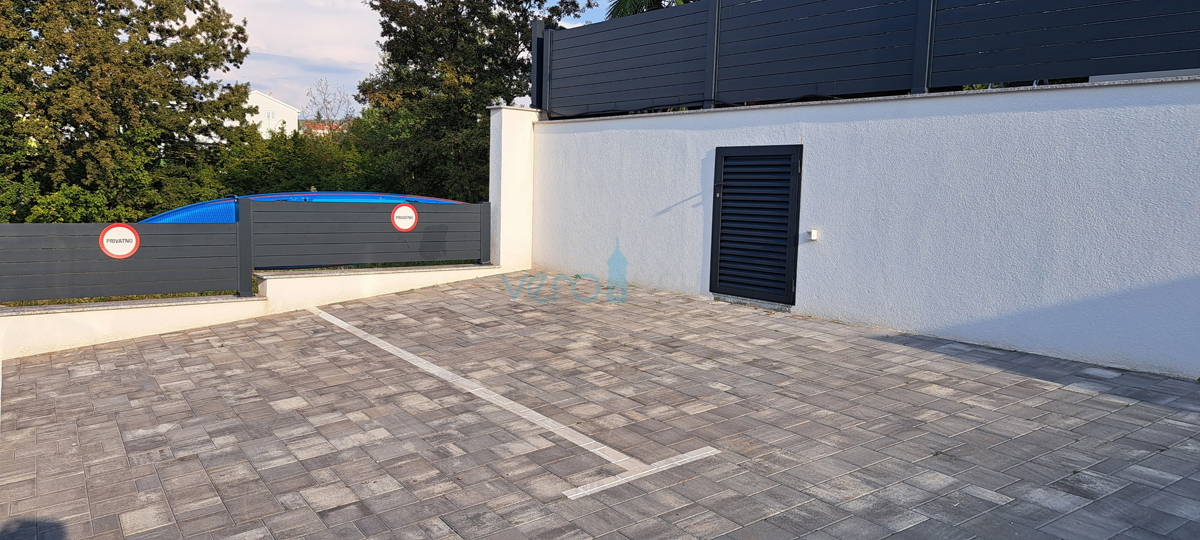 Malinska, okolica, luksuzno stanovanje 88 m2 v prvem nadstropju novozgrajene vile z razgledom in bazenom, prodamo