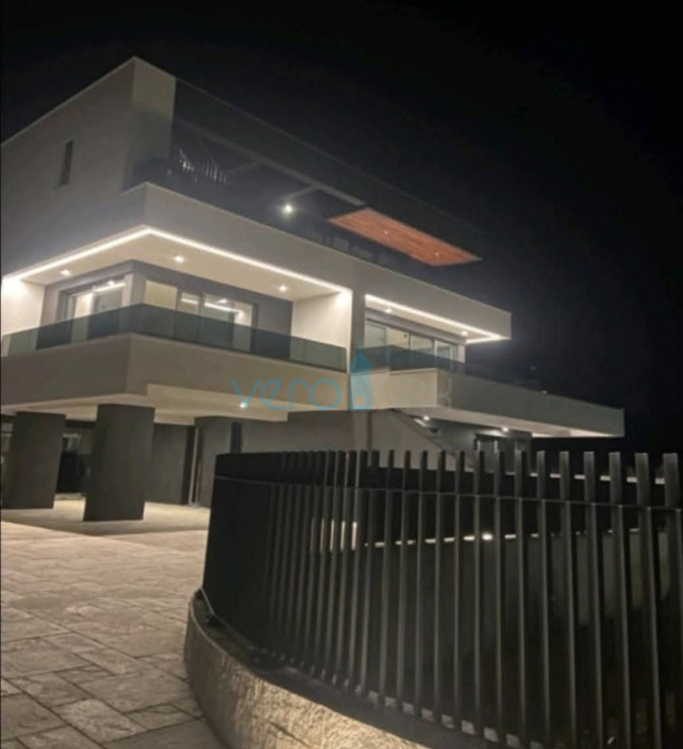 Mesto Krk, moderný byt 77 m2 s výhľadom na more, na predaj
