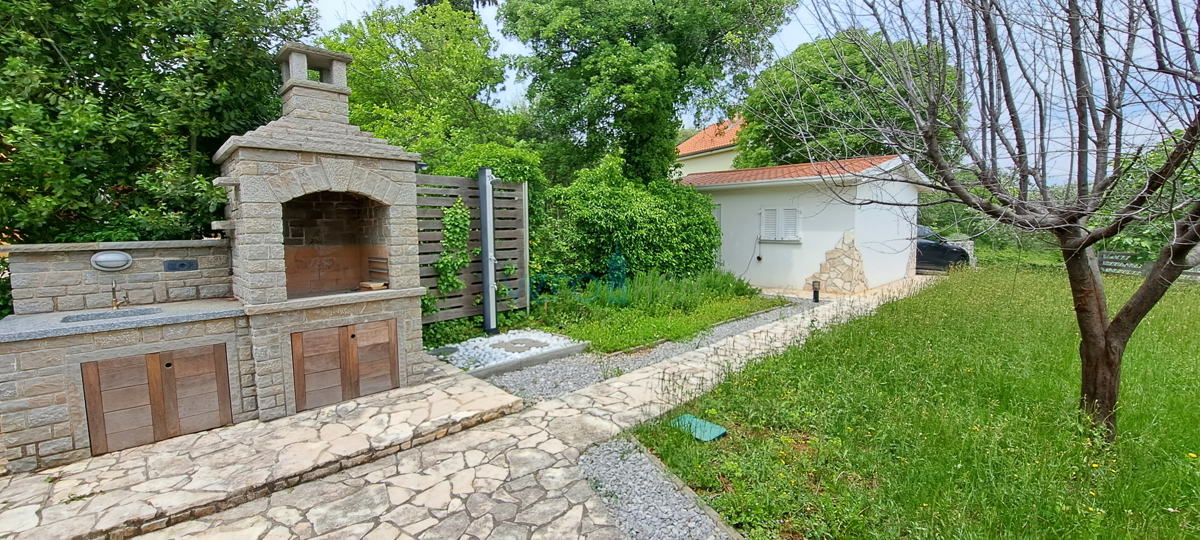Uvala Soline, okolica, otok Krk, dvojna hiša z morskim razgledom, garažo in urejenim zemljiščem, prodaja