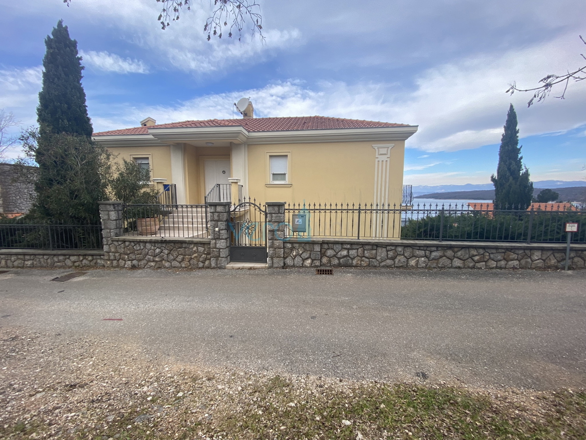 Omišalj, Njivice, Samostojna hiša 120 m od plaže z odprtim pogledom, prodamo