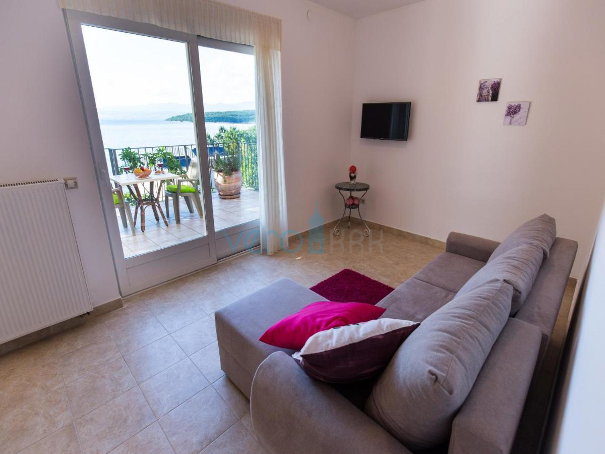 Omišalj, Njivice, Samostojna hiša 120 m od plaže z odprtim pogledom, prodamo