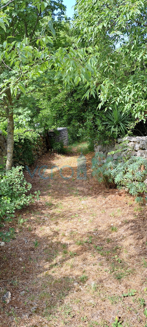 Otok Krk, Dobrinj, Kras, zemljišče 741 m2 v mirni ulici, prodaja