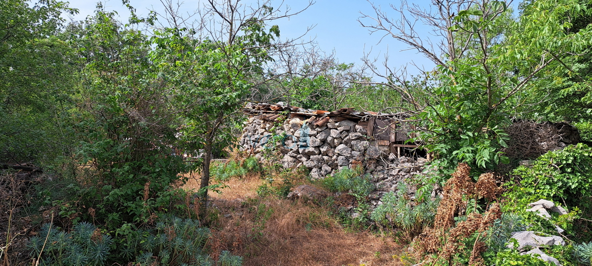 Otok Krk, Dobrinj, Kras, zemljišče 741 m2 v mirni ulici, prodaja