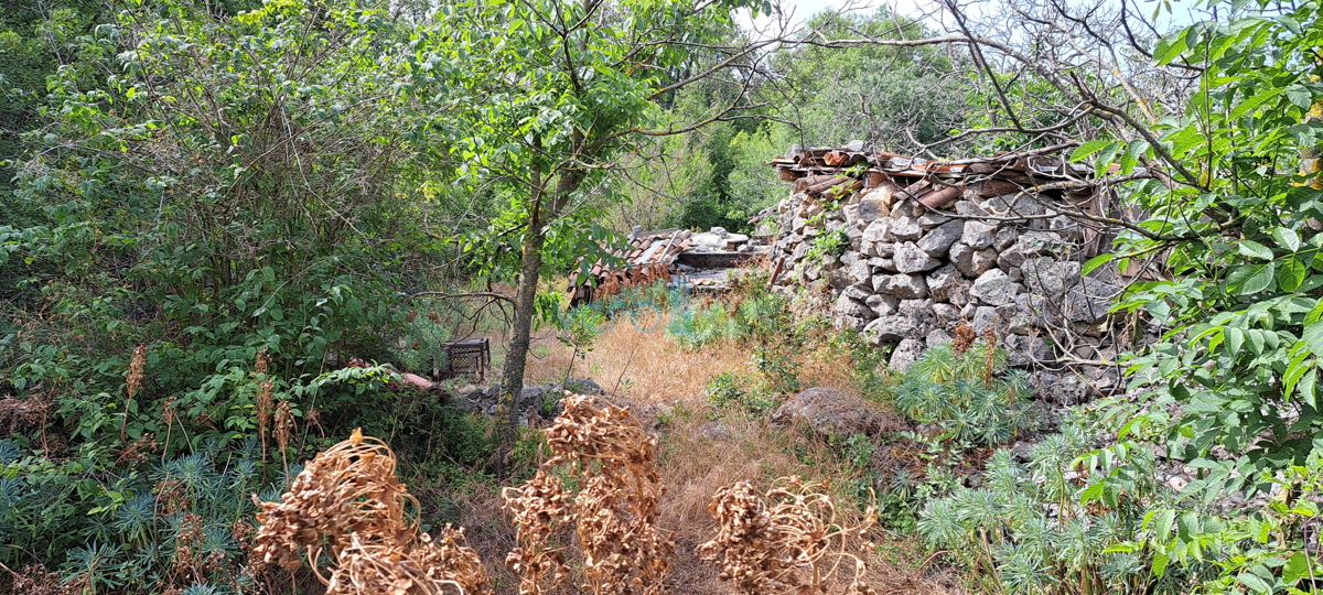 Otok Krk, Dobrinj, Kras, zemljišče 741 m2 v mirni ulici, prodaja