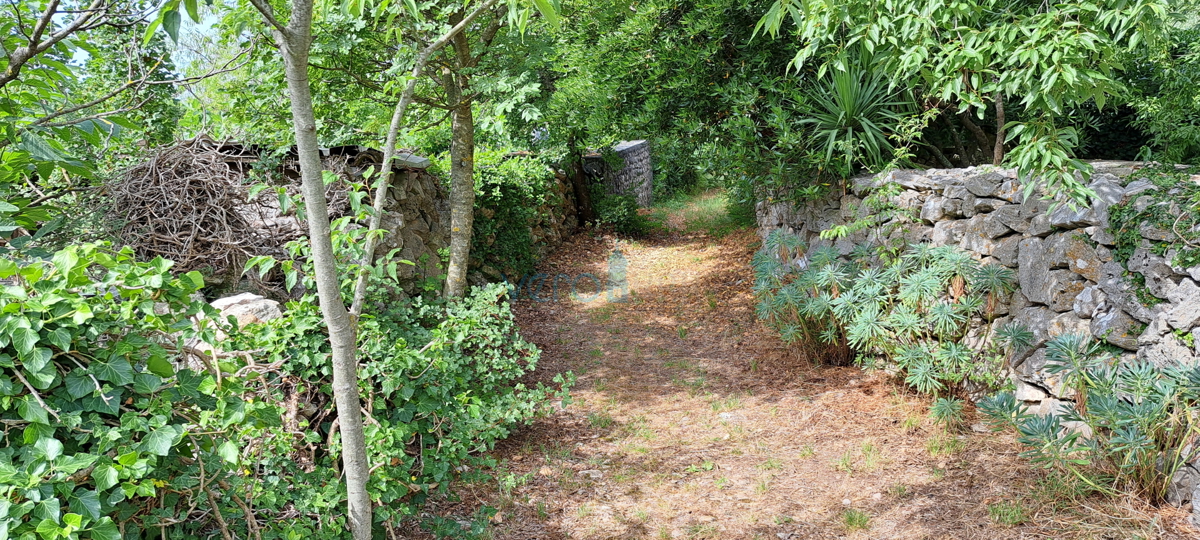 Otok Krk, Dobrinj, Kras, zemljišče 741 m2 v mirni ulici, prodaja