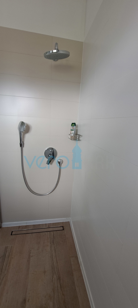 Otok Krk, Omišalj, center, zračen stan 45 m2, prodaja