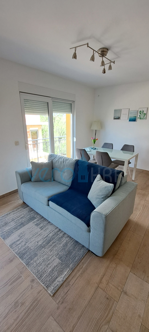 Otok Krk, Omišalj, center, zračen stan 45 m2, prodaja