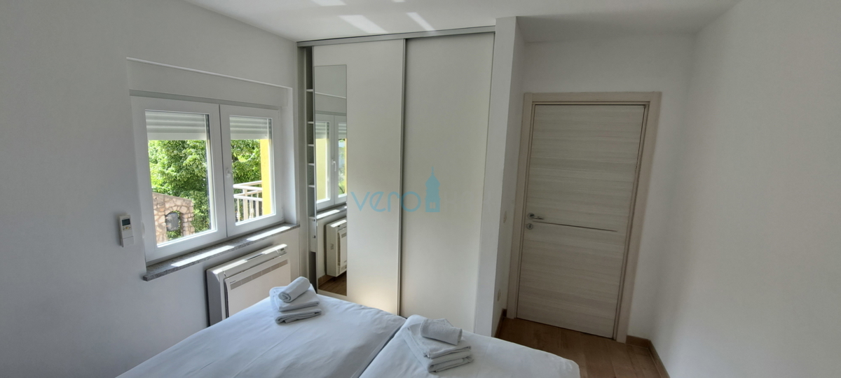 Otok Krk, Omišalj, center, zračen stan 45 m2, prodaja