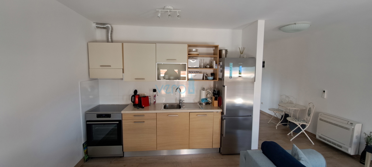 Otok Krk, Omišalj, center, zračen stan 45 m2, prodaja