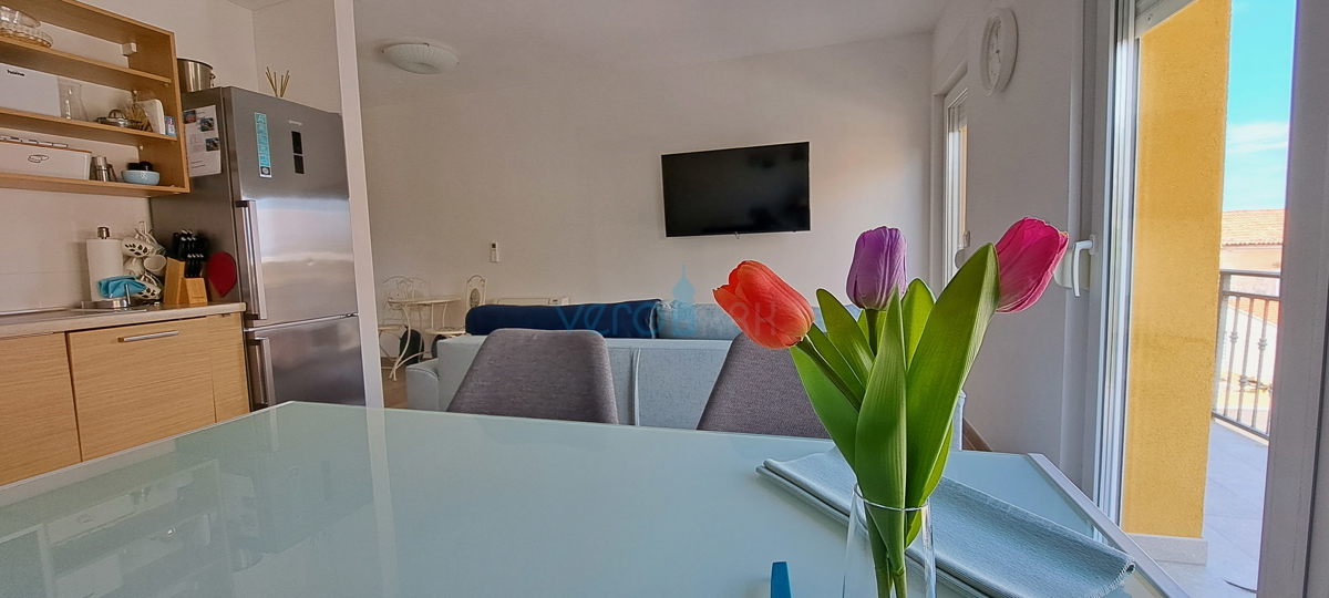 Otok Krk, Omišalj, center, zračen stan 45 m2, prodaja