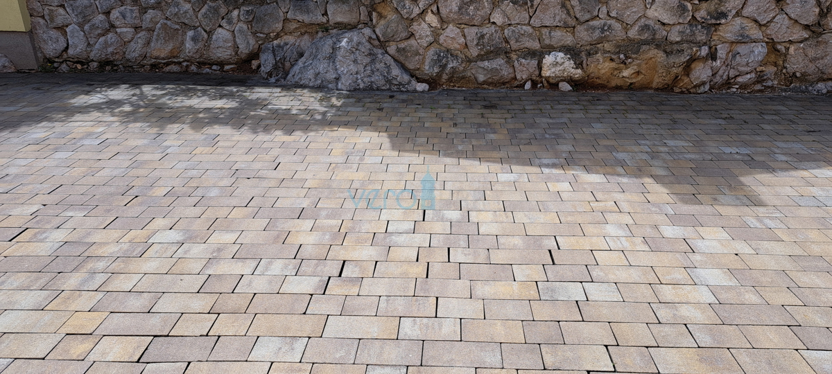 Otok Krk, Omišalj, center, zračen stan 45 m2, prodaja