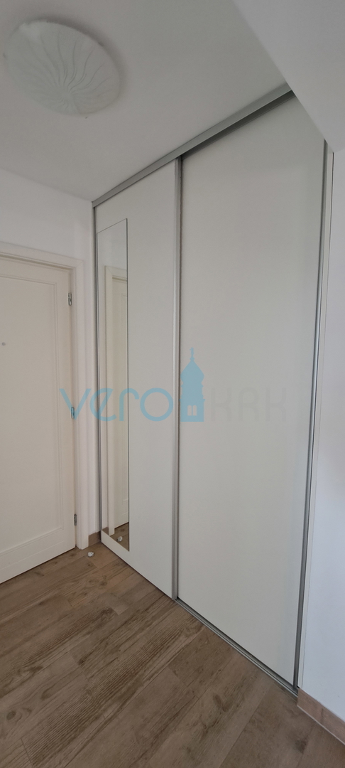 Otok Krk, Omišalj, center, zračen stan 45 m2, prodaja