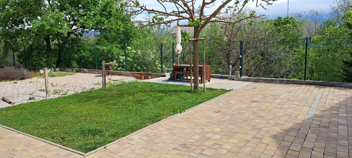 Otok Krk, Omišalj, center, zračen stan 45 m2, prodaja