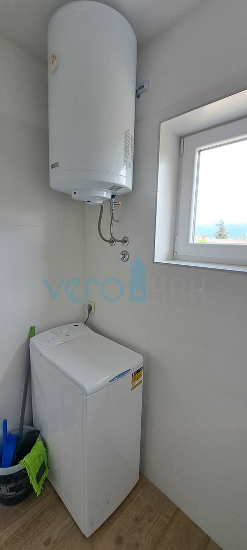 Otok Krk, Omišalj, center, zračen stan 45 m2, prodaja