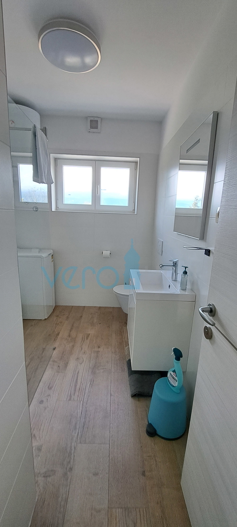 Otok Krk, Omišalj, center, zračen stan 45 m2, prodaja