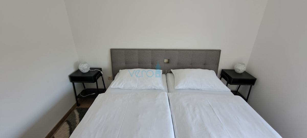 Otok Krk, Omišalj, center, zračen stan 45 m2, prodaja