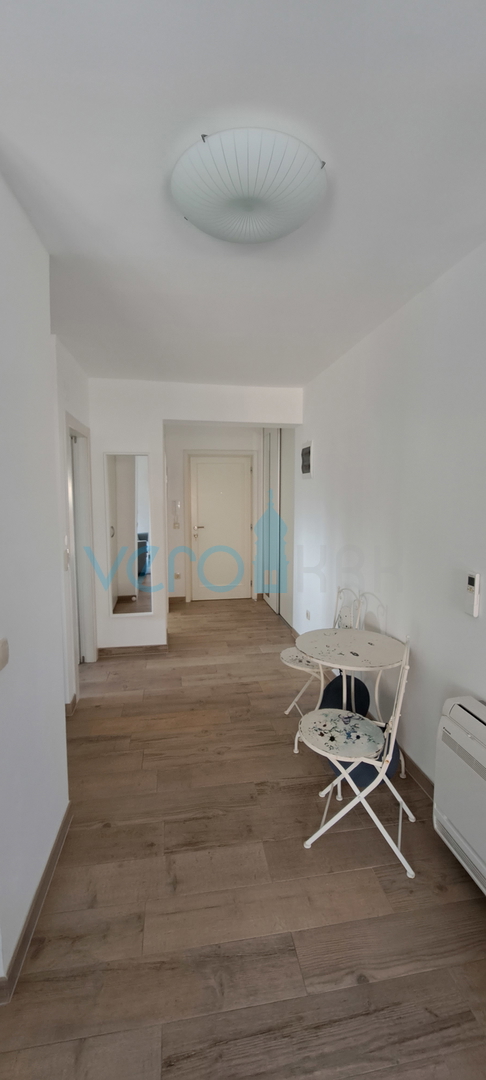 Otok Krk, Omišalj, center, zračen stan 45 m2, prodaja