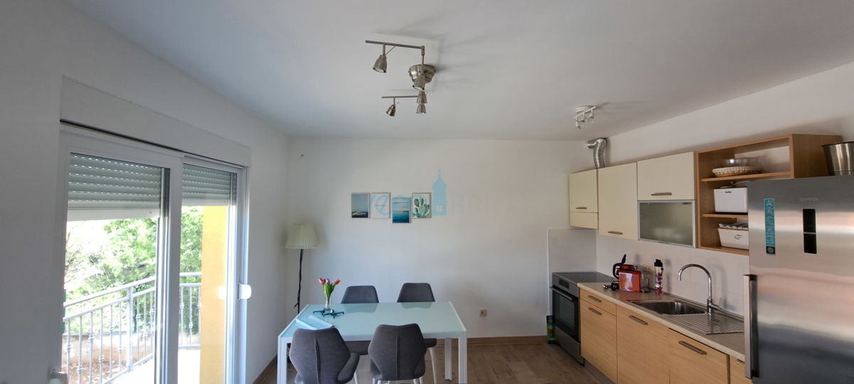 Otok Krk, Omišalj, center, zračen stan 45 m2, prodaja