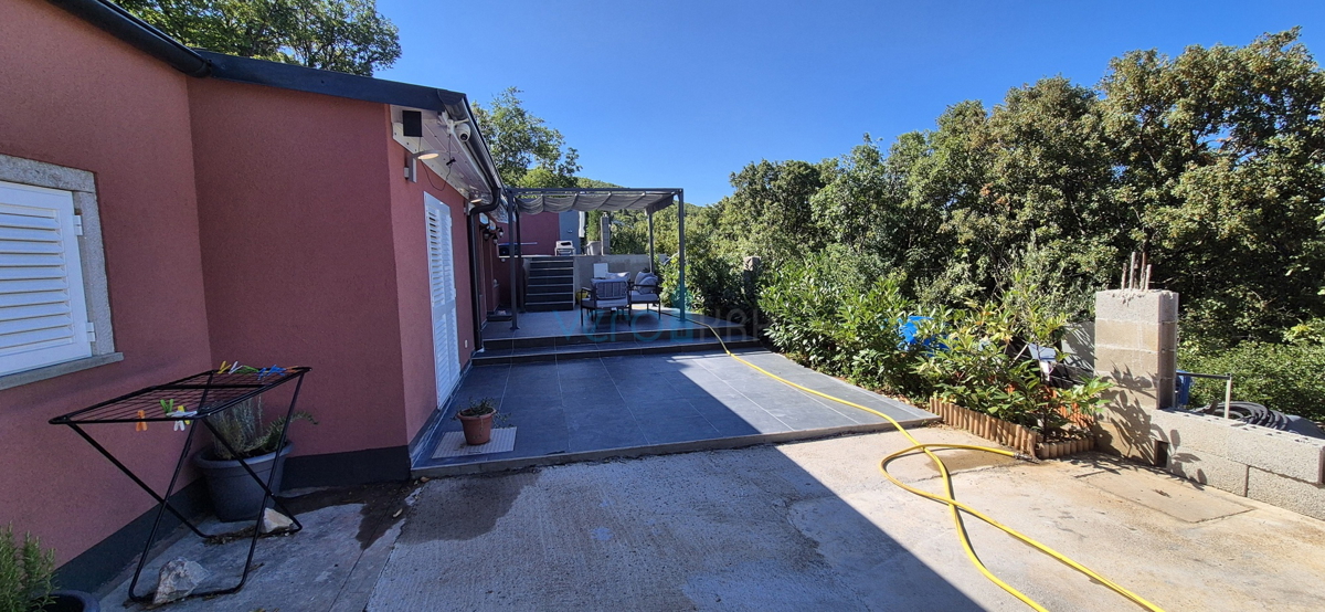 Kvarner, Novi Vinodolski, Klenovica - parcela 566 m2, hiša s bazenom, pogled na morje, prodaja