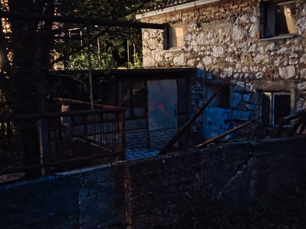 GRIŽANE - Dve hiši in pomožni objekt