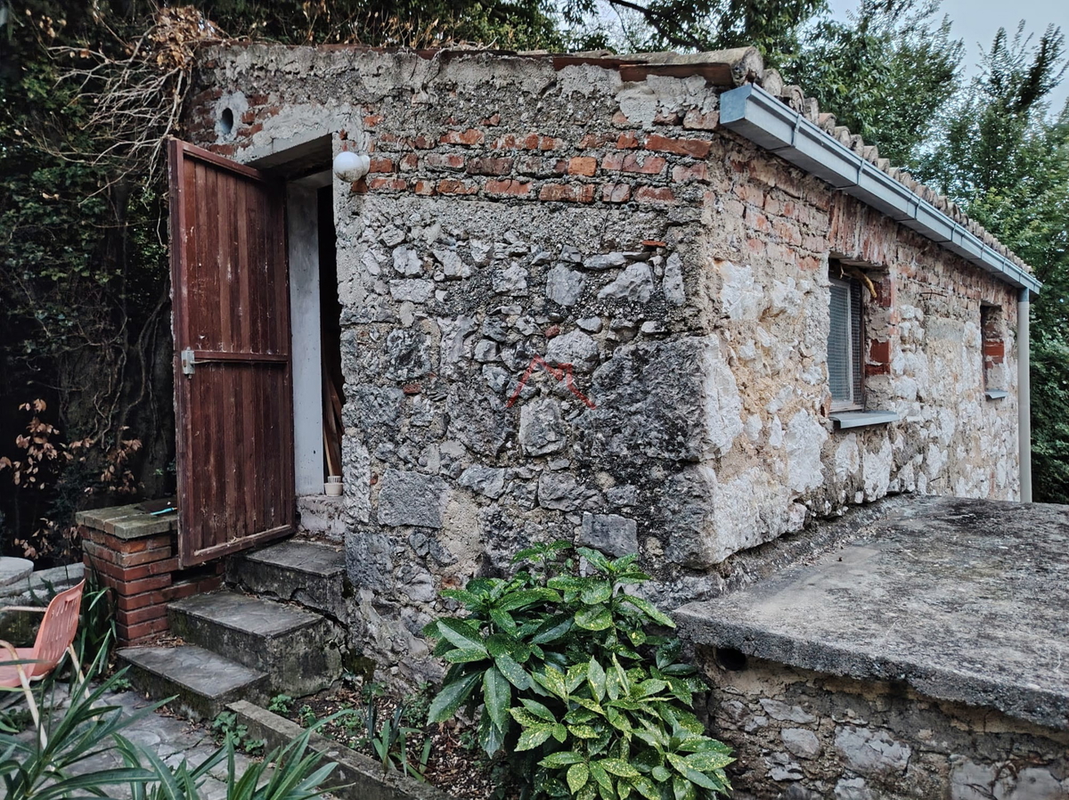 GRIŽANE - Dve hiši in pomožni objekt