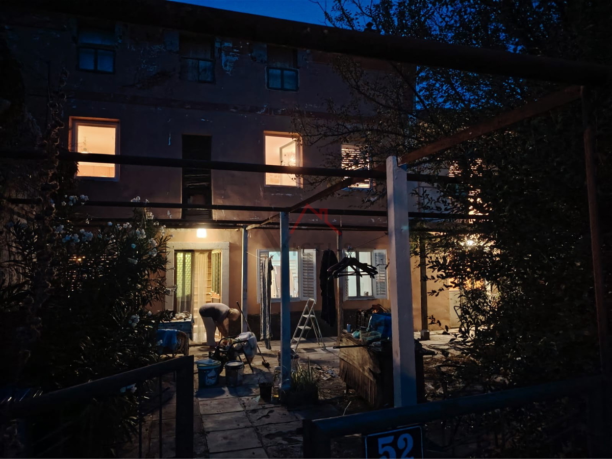 GRIŽANE - Dve hiši in pomožni objekt