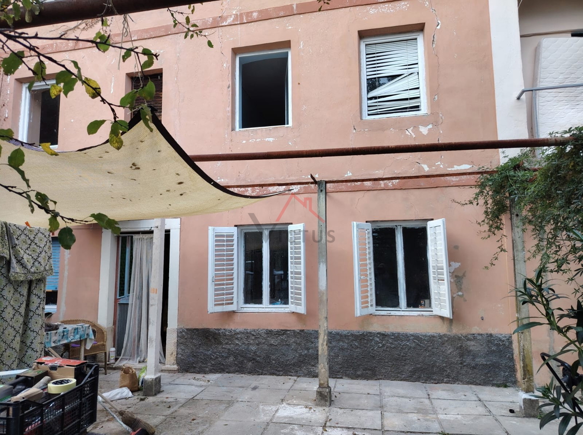 GRIŽANE - Dve hiši in pomožni objekt