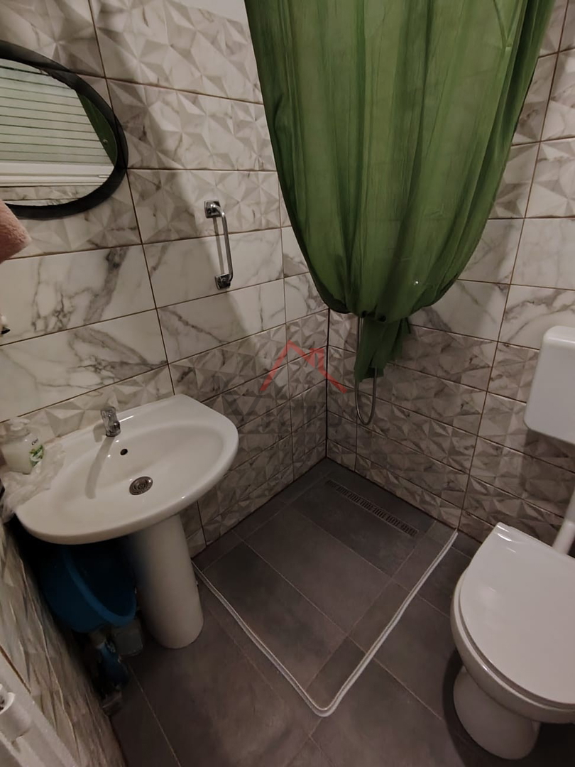 GRIŽANE - Dve hiši in pomožni objekt