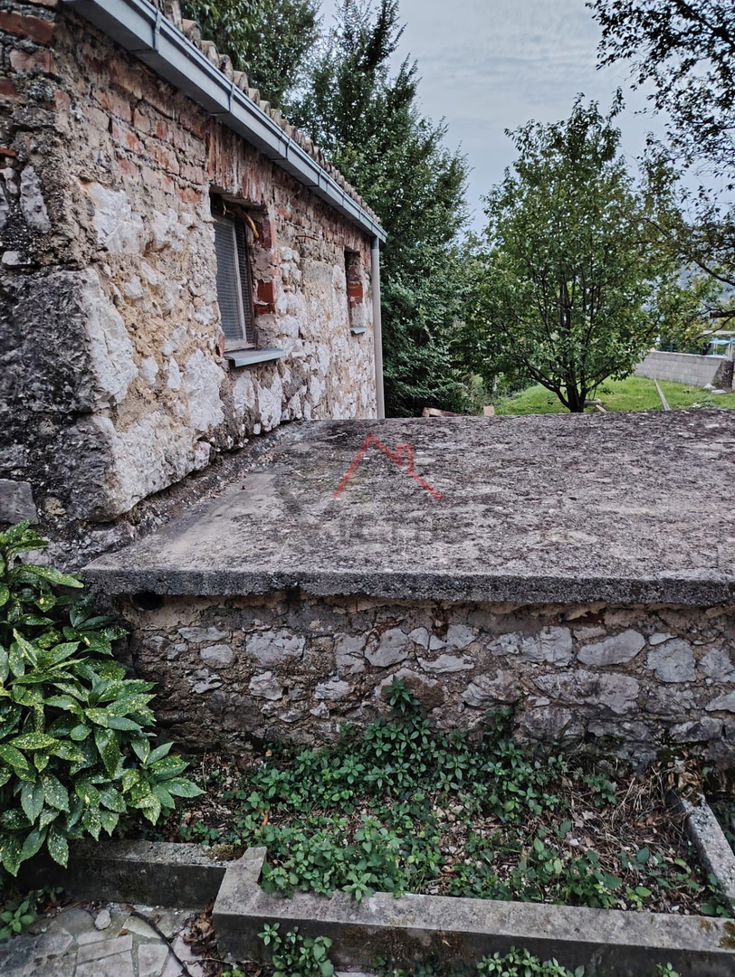 GRIŽANE - Dve hiši in pomožni objekt