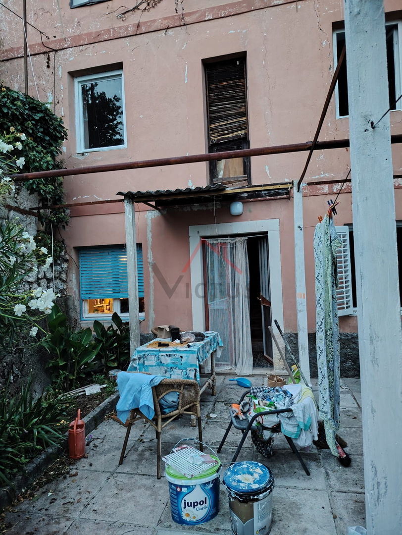 GRIŽANE - Dve hiši in pomožni objekt