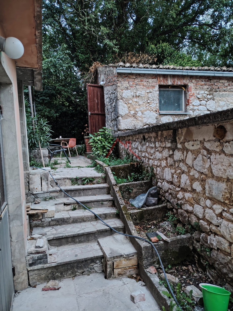 GRIŽANE - Dve hiši in pomožni objekt