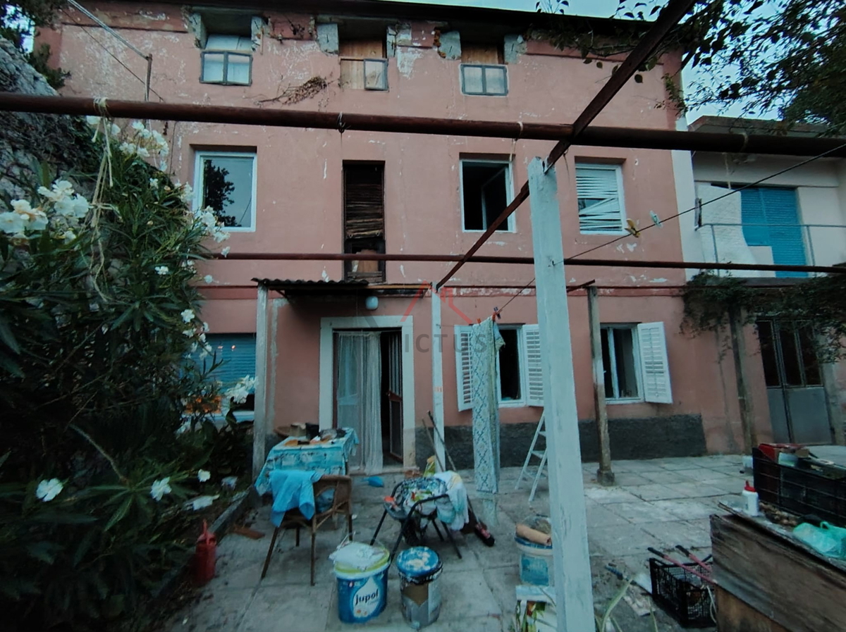 GRIŽANE - Dve hiši in pomožni objekt