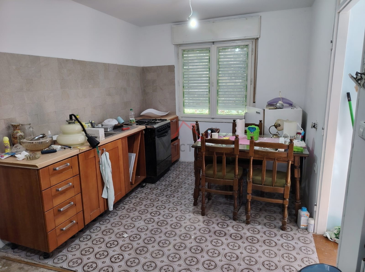 GRIŽANE - Dve hiši in pomožni objekt