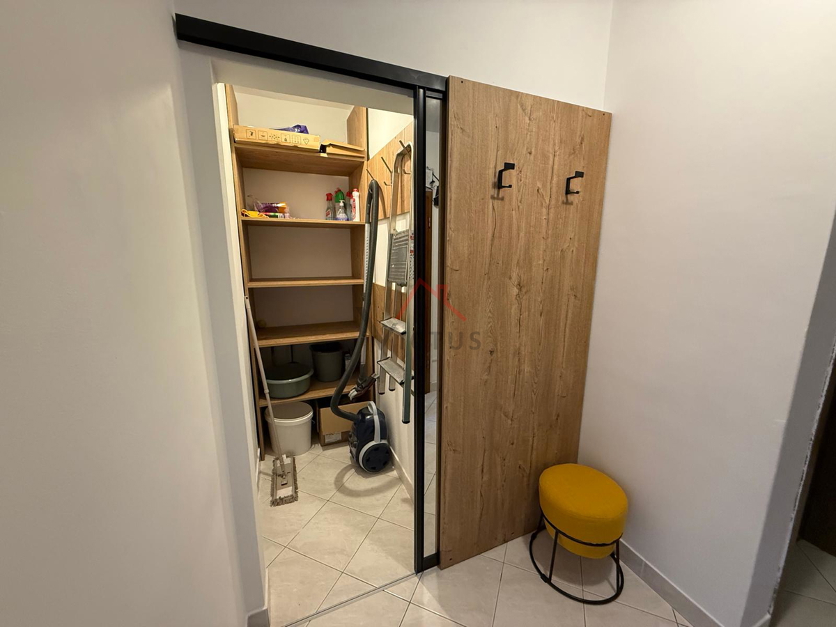 CRIKVENICA - Stanovanje v prvem nadstropju, 54 m2