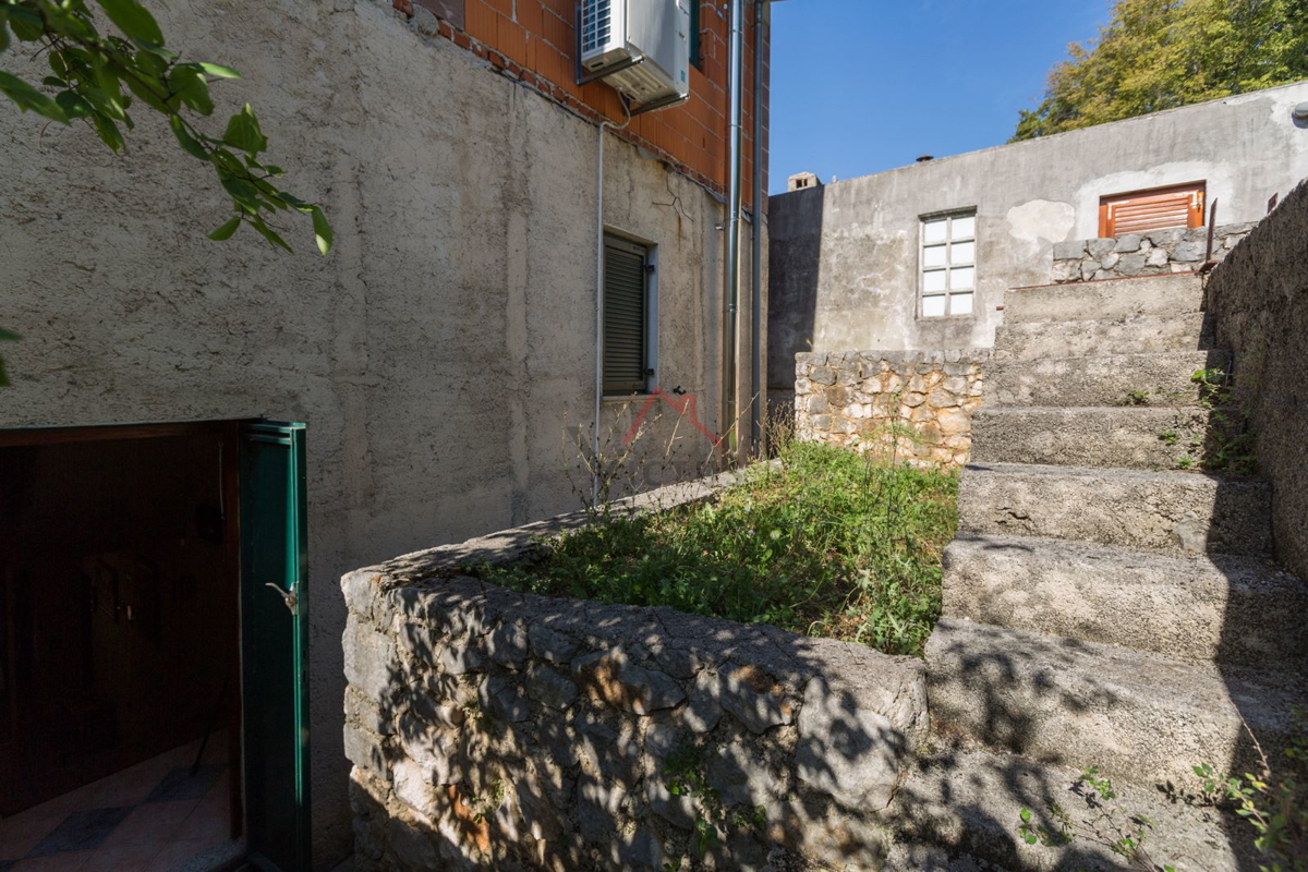 CRIKVENICA - Kamnita hiša z vrtom in garažo