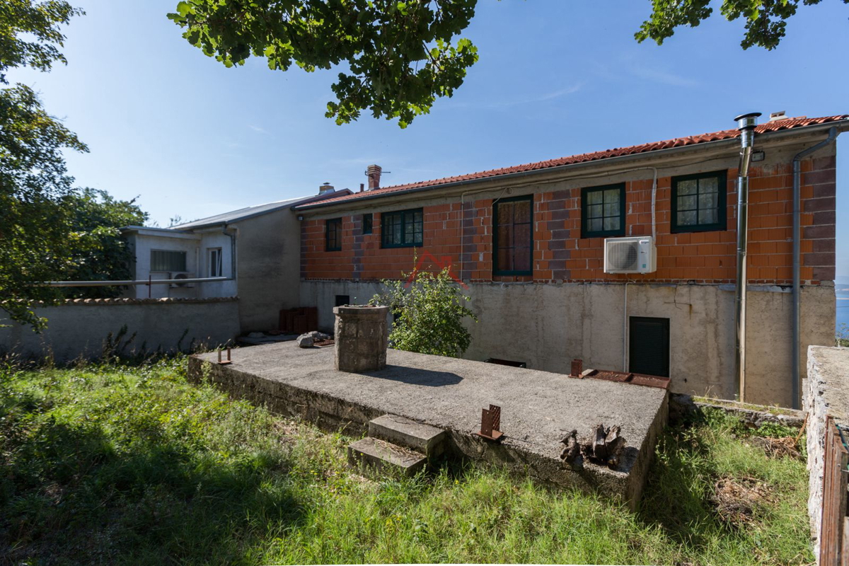 CRIKVENICA - Kamnita hiša z vrtom in garažo