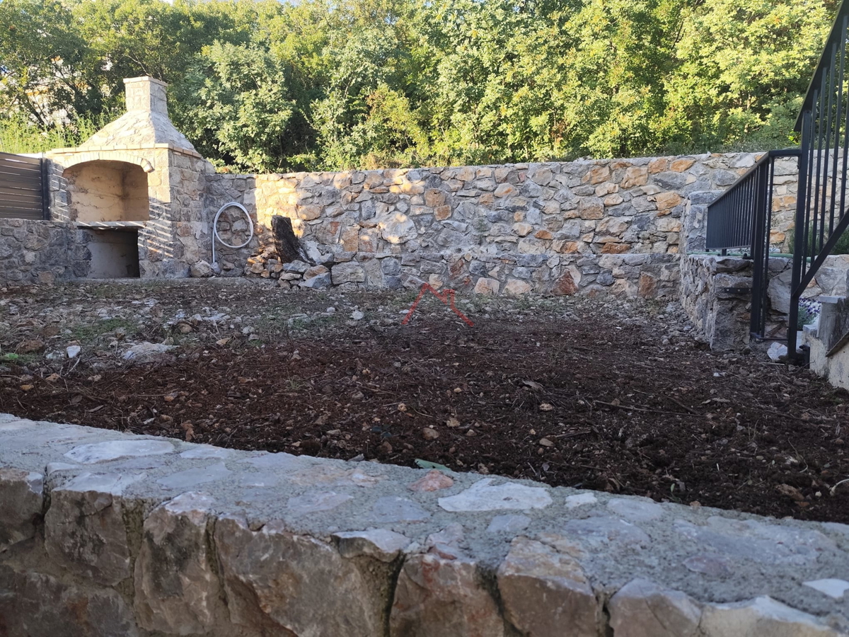 DRAMALJ - Stanovanje s teraso in veliko zemljišče