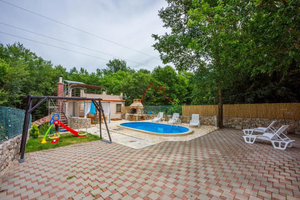 BRIBIR - Hiša s bazenom