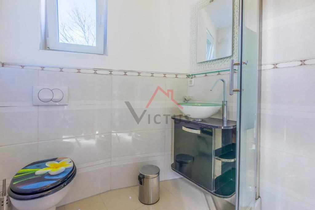 BRIBIR - Hiša s bazenom