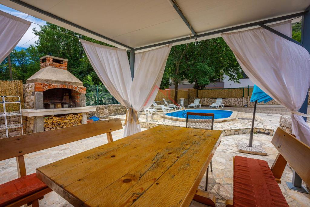 BRIBIR - Hiša s bazenom