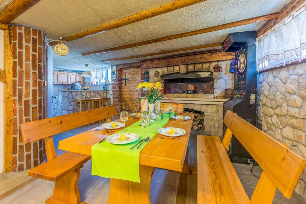 BRIBIR - Hiša s bazenom