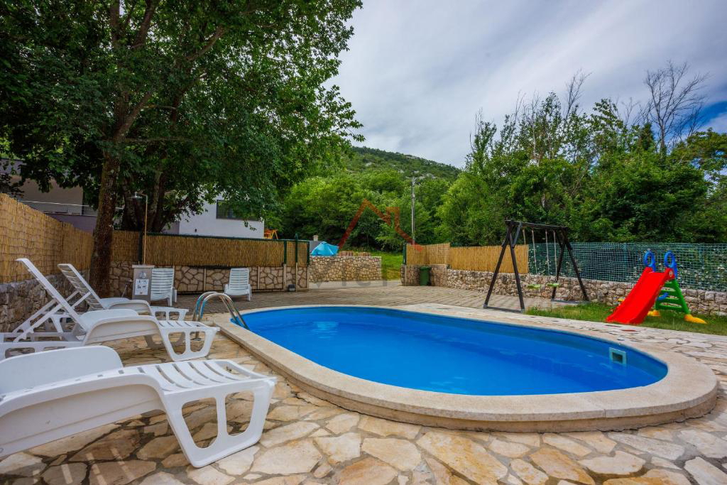 BRIBIR - Hiša s bazenom