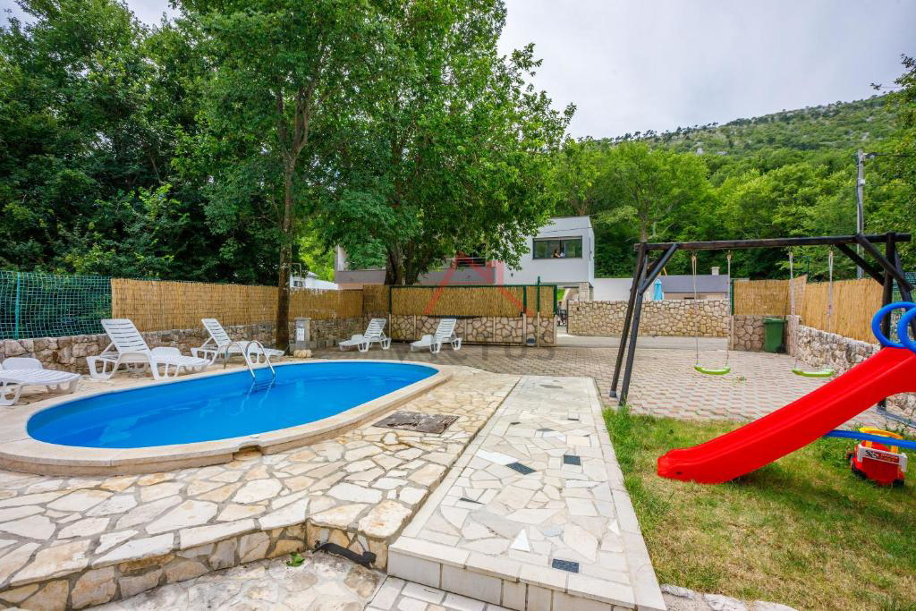 BRIBIR - Hiša s bazenom