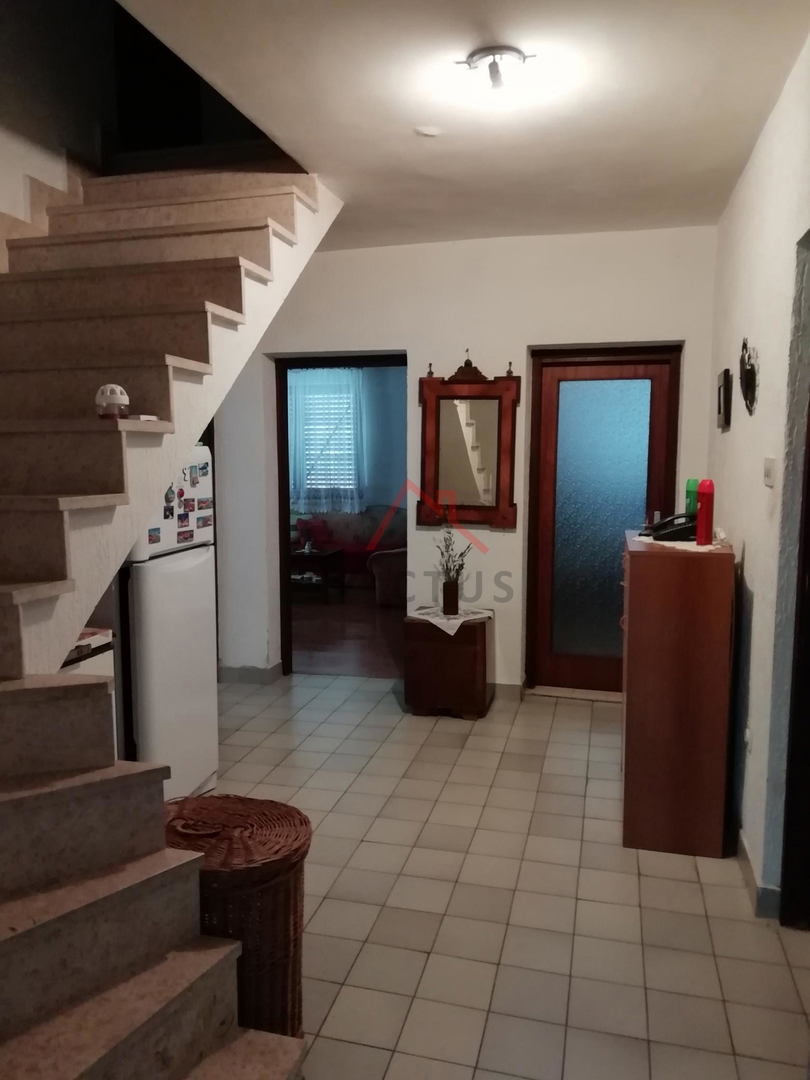 GRIŽANE - Samostojna hiša na mirni lokaciji
