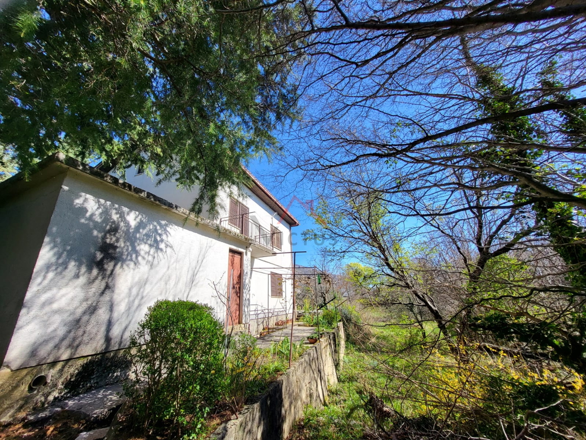 GRIŽANE - Samostojna hiša na mirni lokaciji