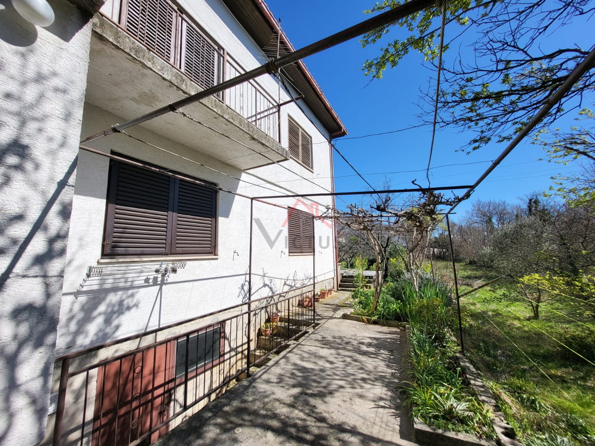 GRIŽANE - Samostojna hiša na mirni lokaciji