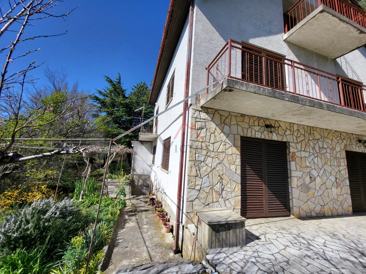 GRIŽANE - Samostojna hiša na mirni lokaciji