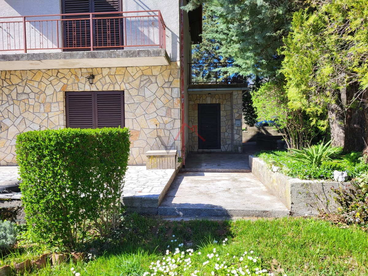 GRIŽANE - Samostojna hiša na mirni lokaciji