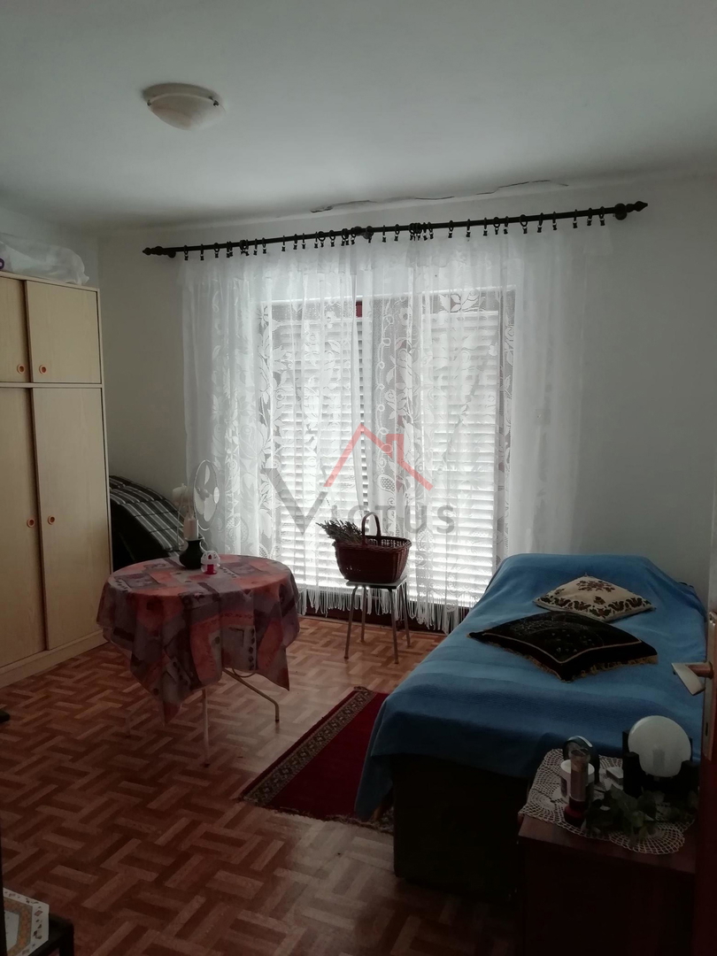 GRIŽANE - Samostojna hiša na mirni lokaciji