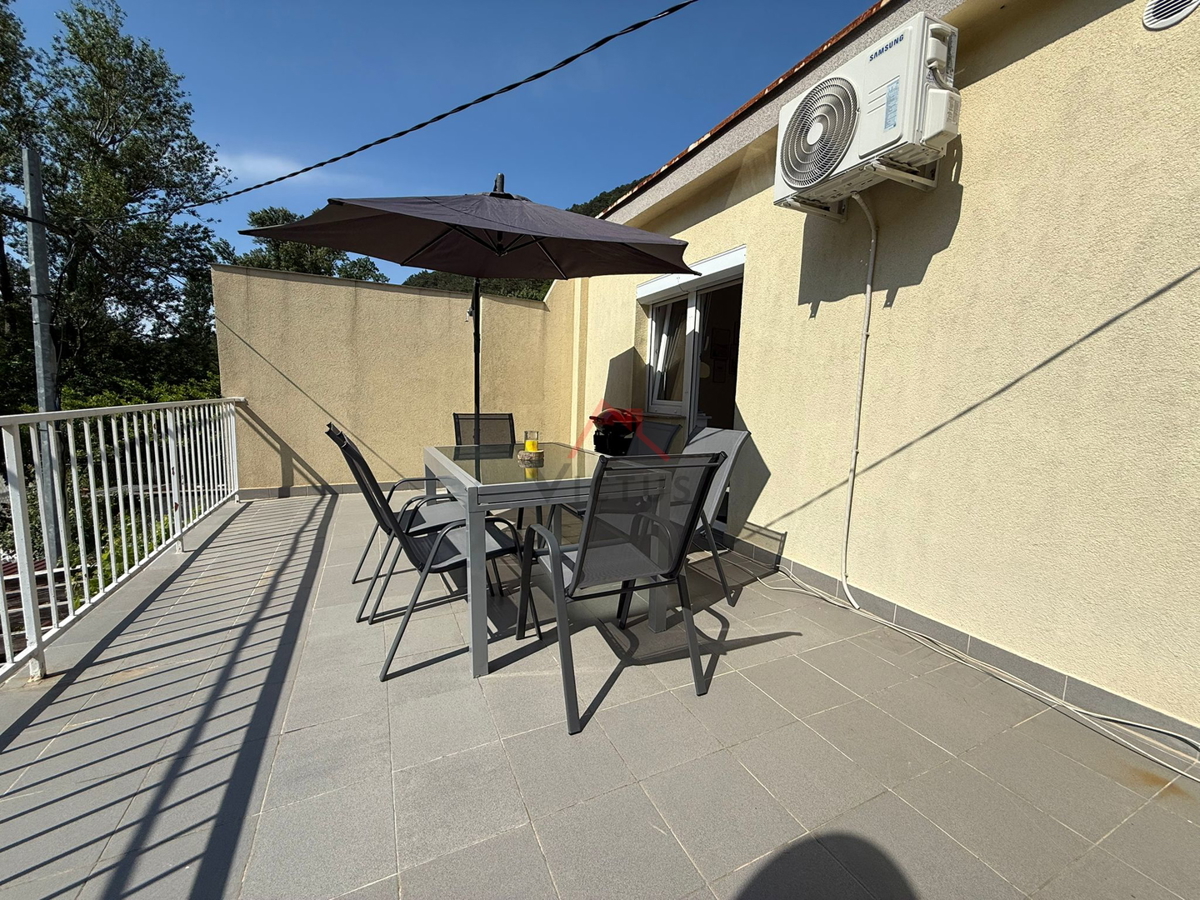 CRIKVENICA - 2S+DB, stanovanje s teraso, 53 m2